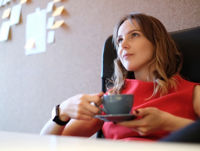 pessoa a decidir transferir o salário para outro banco